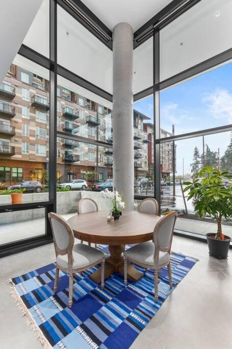 Airy And Open Corner Loft - 92 Walkscore レッドモンド エクステリア 写真