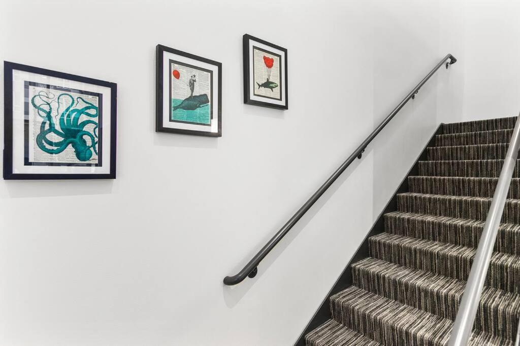 Airy And Open Corner Loft - 92 Walkscore レッドモンド エクステリア 写真