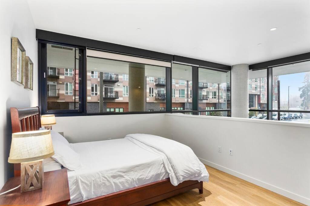 Airy And Open Corner Loft - 92 Walkscore レッドモンド エクステリア 写真
