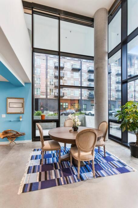 Airy And Open Corner Loft - 92 Walkscore レッドモンド エクステリア 写真