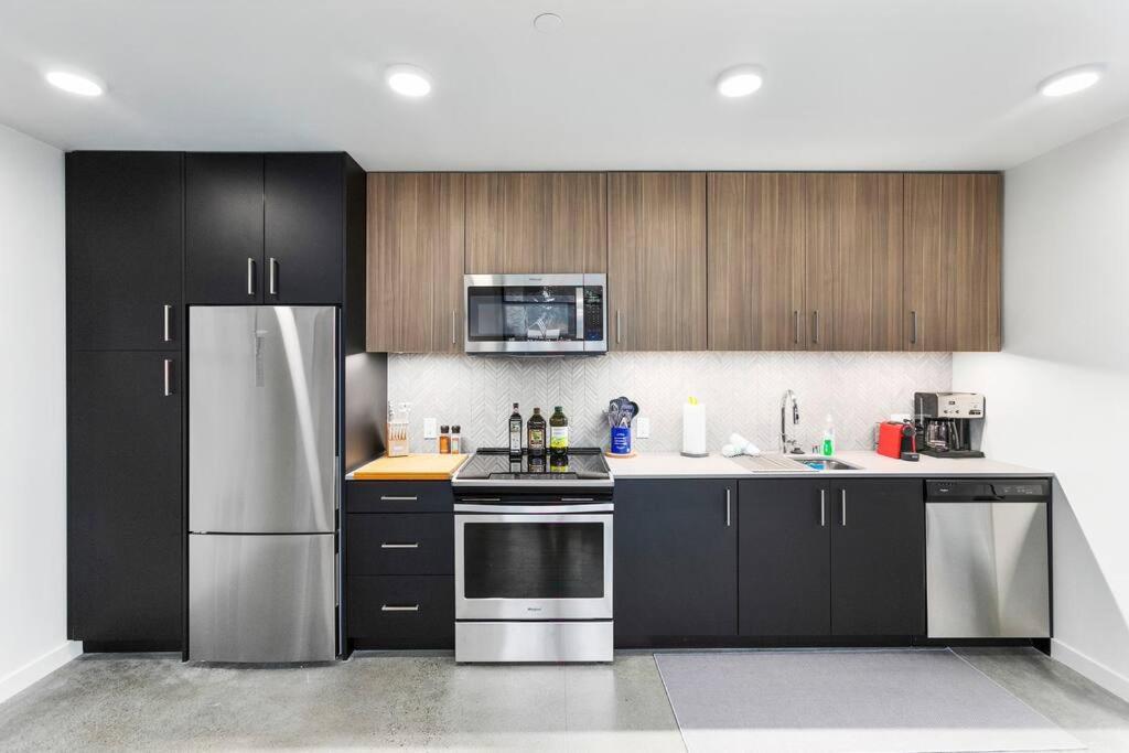 Airy And Open Corner Loft - 92 Walkscore レッドモンド エクステリア 写真