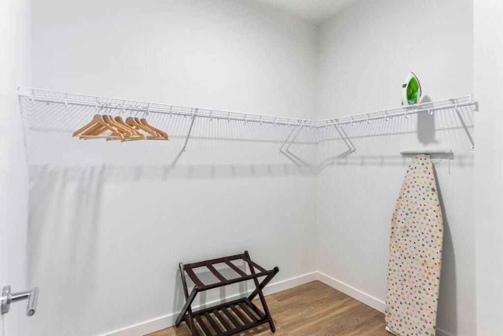 Airy And Open Corner Loft - 92 Walkscore レッドモンド エクステリア 写真