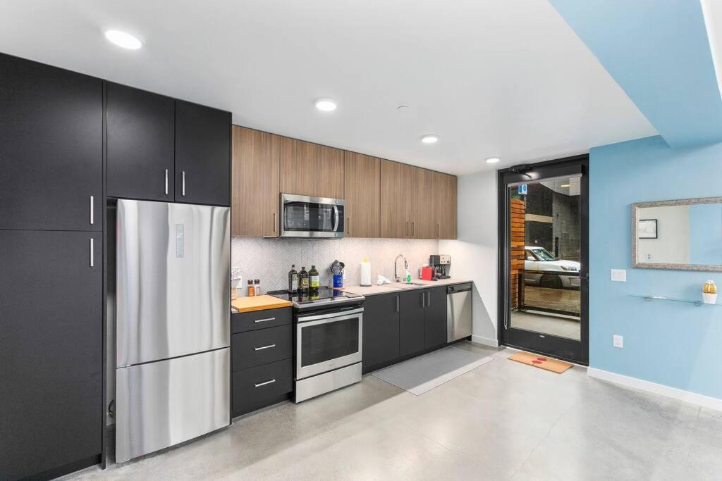 Airy And Open Corner Loft - 92 Walkscore レッドモンド エクステリア 写真