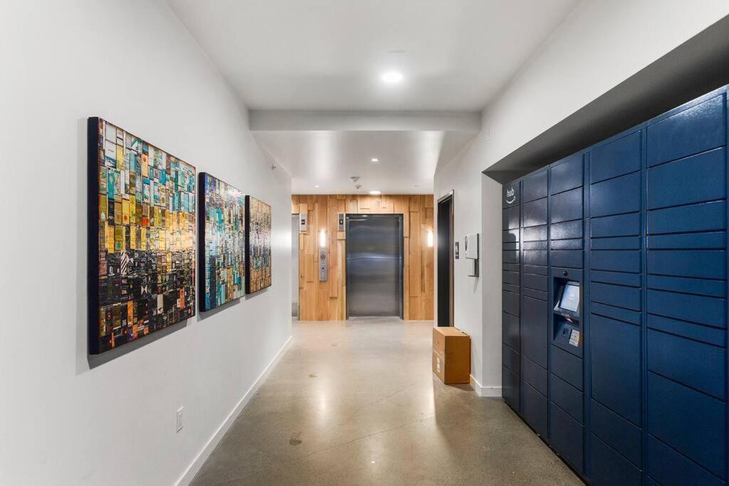 Airy And Open Corner Loft - 92 Walkscore レッドモンド エクステリア 写真
